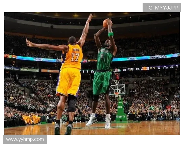 西亚卡姆通过高效挡拆制造错位，提升季后赛内线得分和篮板表现